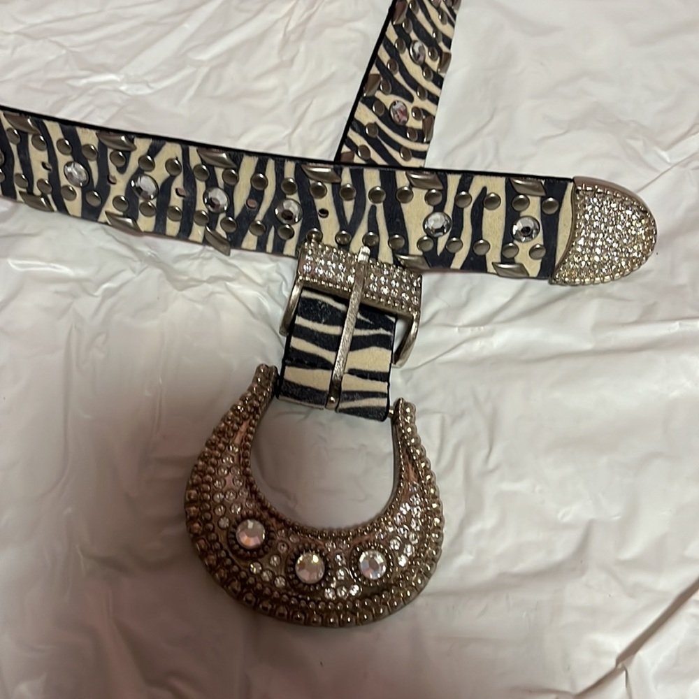 Western Belt.  Leather L embellished.  Womens